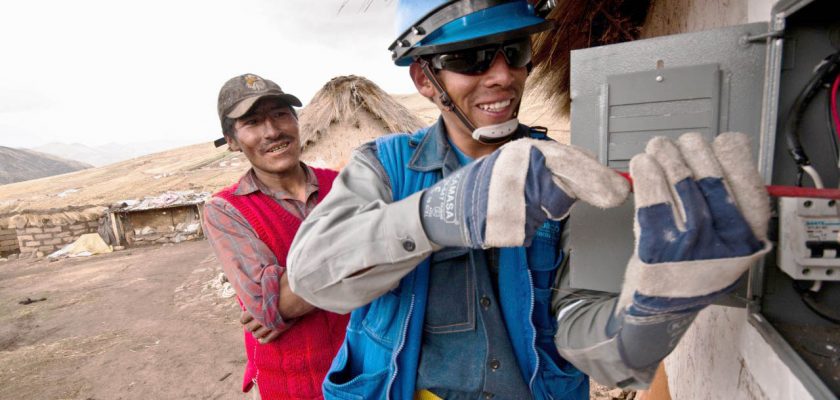 Minem brinda financiamiento para que 50 mil familias cuenten por primera vez con electricidad