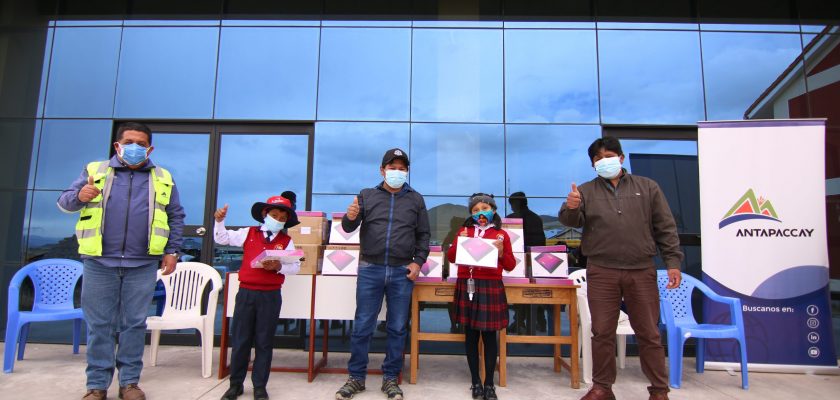 Antapaccay entregó 75 tablets a niños del colegio José Antonio Encinas de la comunidad de Tintaya Marquiri