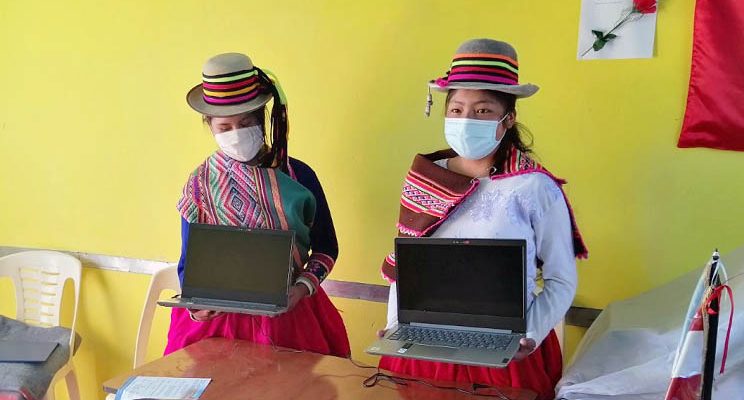 Hochschild premia con una laptop para alumnas de Tolconi que ingresaron a COAR
