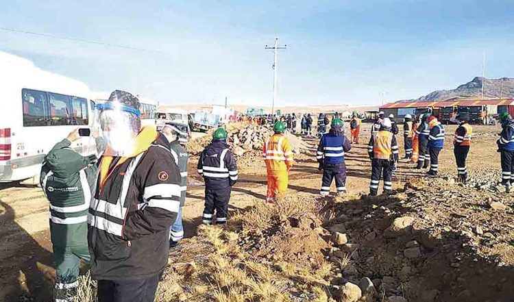 Pobladores bloquean vía a minera San Rafael en Puno