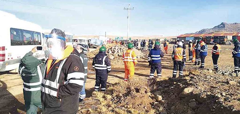 Pobladores bloquean vía a minera San Rafael en Puno