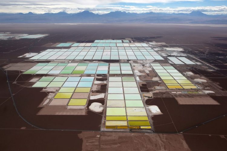 Mina de litio de Soquimich (SQM) en el salar de Atacama, en el desierto de Atacama, en el norte de Chile.