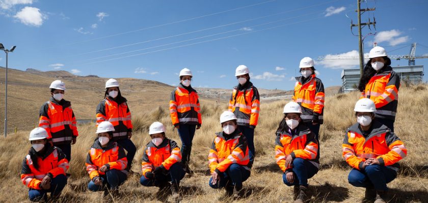 (Hudbay Perú) Programa “Hatun Warmi” capacita a mujeres de Chumbivilcas en la operación de equipos mineros