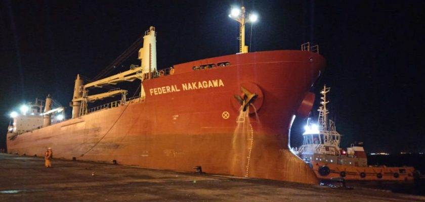 MV Federal Nakagawa atracando en el Puerto de Pisco, Perú