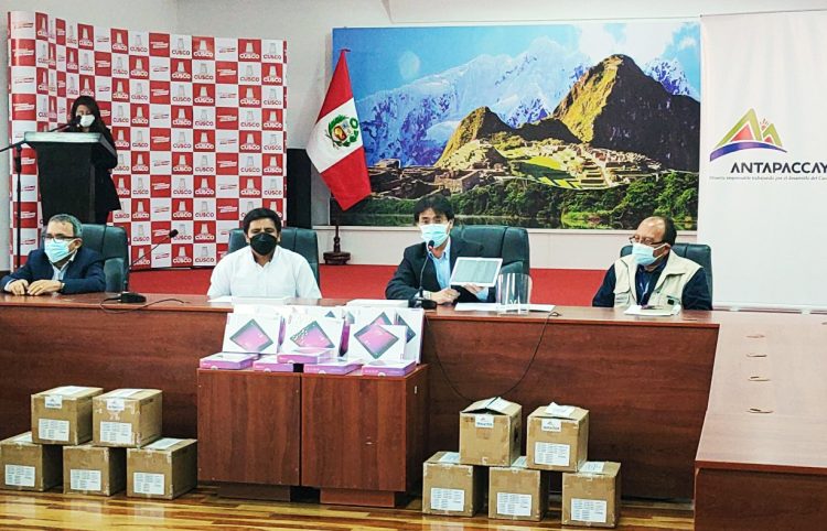 Antapaccay dona 50 tablets a Geresa Cusco para registro de información durante la vacunación contra la Covid-19