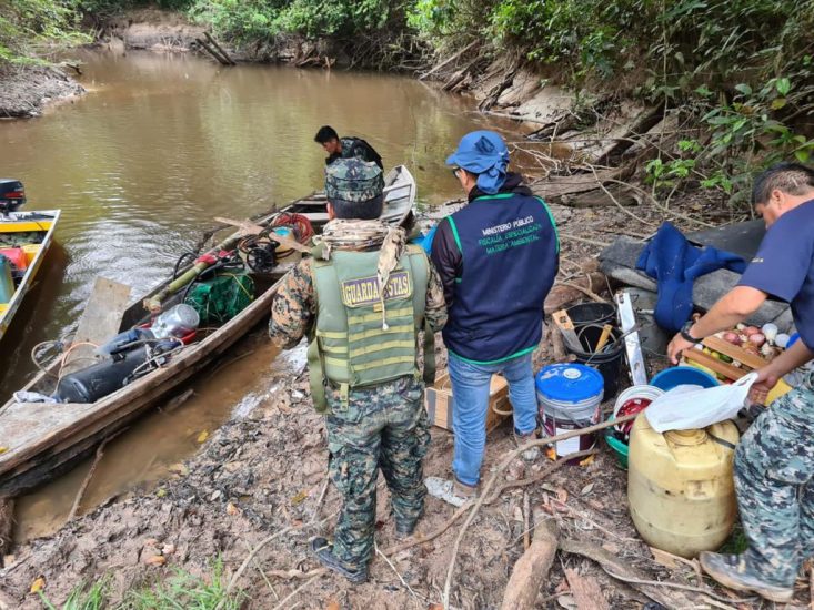 Autoridades destruyen 12 peque dragas durante operativo contra la minería ilegal en Loreto