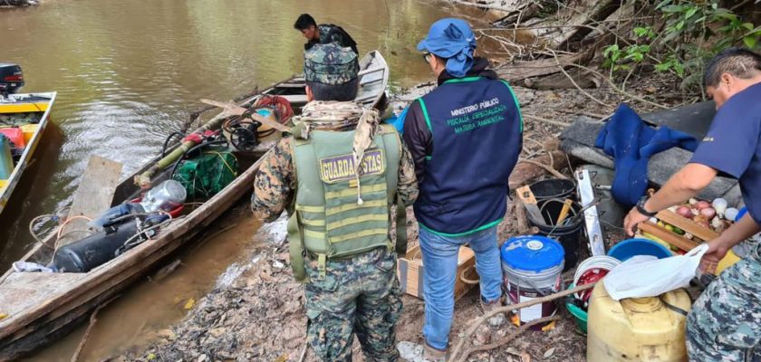 Autoridades destruyen 12 peque dragas durante operativo contra la minería ilegal en Loreto