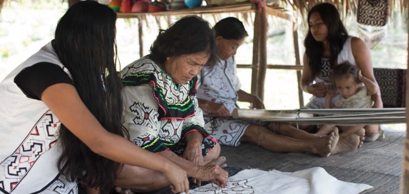 (Camisea) el liderazgo de las mujeres nativas para contar historias y relanzar sus tejidos, en Cusco