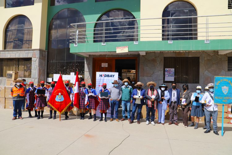 Hudbay Perú entrega equipos a instituciones educativas en Velille