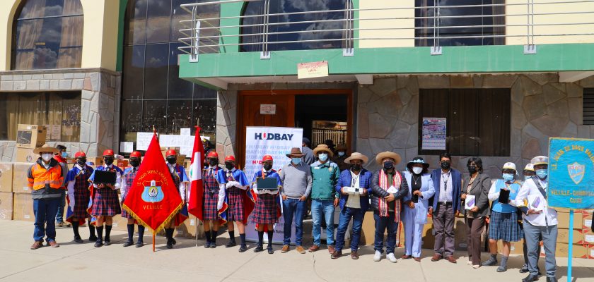 Hudbay Perú entrega equipos a instituciones educativas en Velille