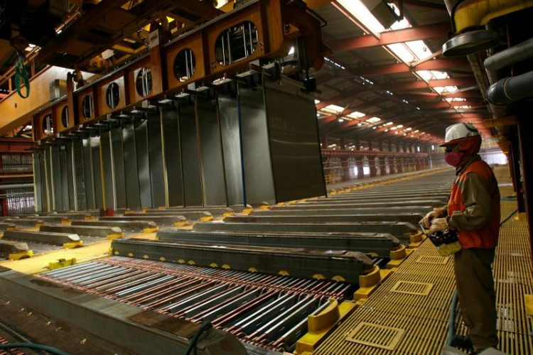 Un trabajador de la mina Escondida de BHP, el mayor yacimiento de cobre del mundo, dentro de la planta de cátados, en Antofagasta, Chile. 31 de marzo de 2008. REUTERS/Iván Alvarado