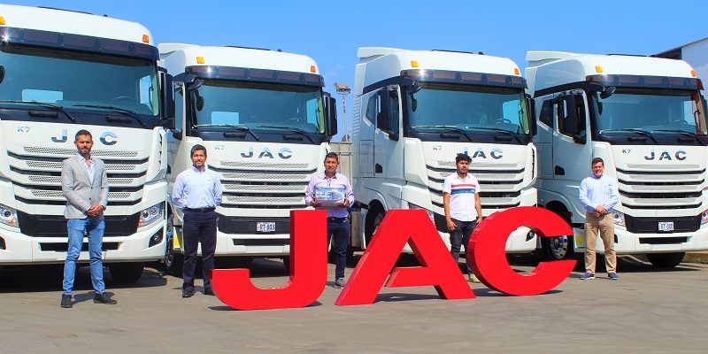 Entrega de tractos de JAC a empresa R&J interoceánica