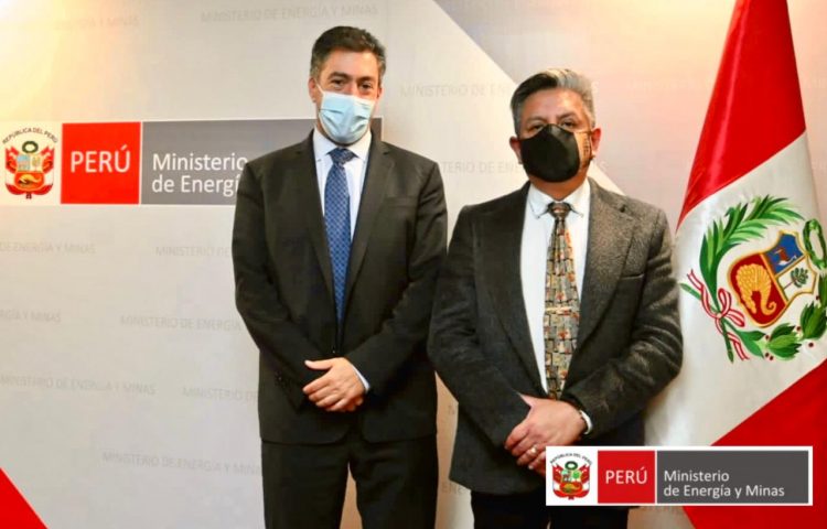 Ministro de Energía y Minas, Iván Merino con el Presidente del Grupo de Energía de Bogotá, Juan Ortega