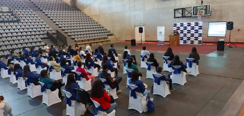 FLSmidth capacita y entrega tablets a estudiantes de educación secundaria en Chile