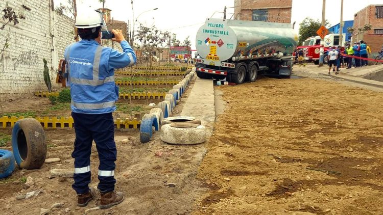 Osinergmin supervisa derrame de petróleo por camión cisterna