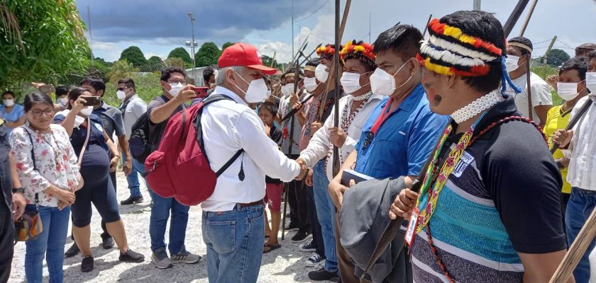 Representantes del Minem con personas que tomaron la Estación 5, de Petroperú