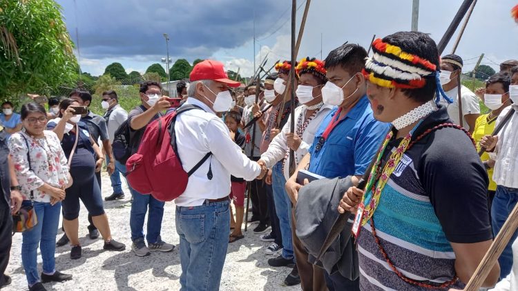 Representantes del Minem con personas que tomaron la Estación 5, de Petroperú