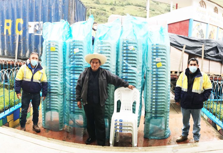 Gold Fields entrega mobiliario a la Federación de Rondas Campesinas del distrito de Hualgayoc