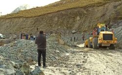 Maquinaria de Antamina continúa trabajando en la vía Chavín – Cátac para mantenerla operativa
