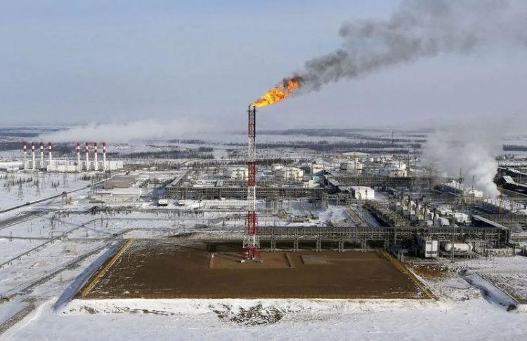 torre en yacimiento de petróleo en Rusia