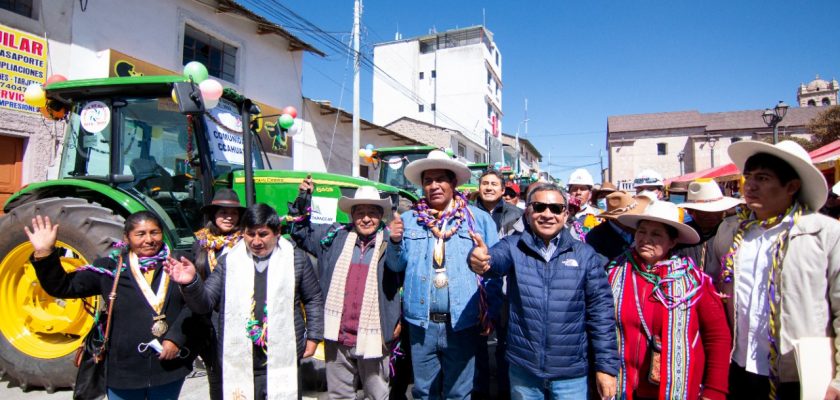 (Antapaccay) Convenio Marco entrega 12 tractores para comunidades de Espinar