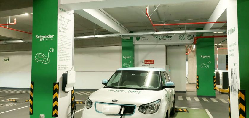Schneider Electric y plazaVea presentan estación de carga para autos eléctricos