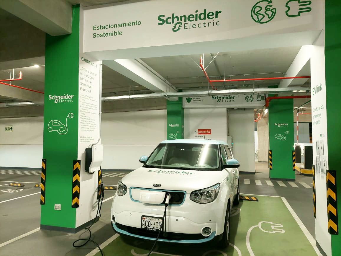 Schneider Electric y plazaVea presentan estación de carga para autos eléctricos
