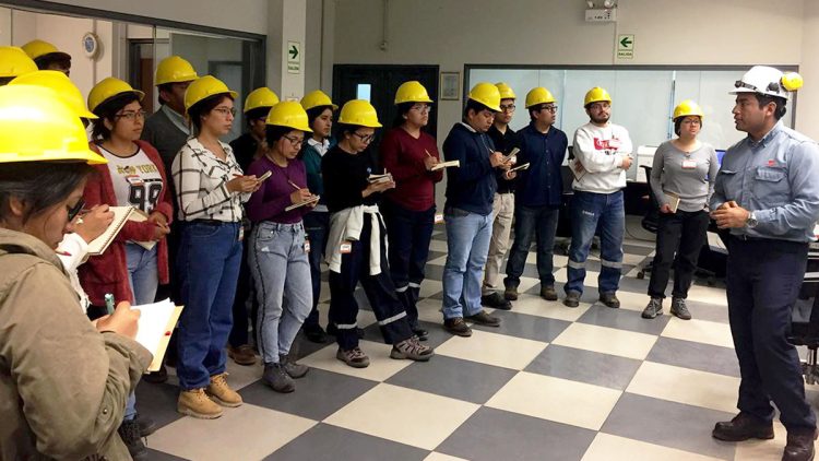 estudiantes de ingeniería de petróleo (Perú)