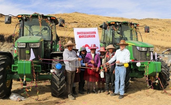 Las Bambas entrega tractores e implementos agrícolas para la comunidad de Huininquiri