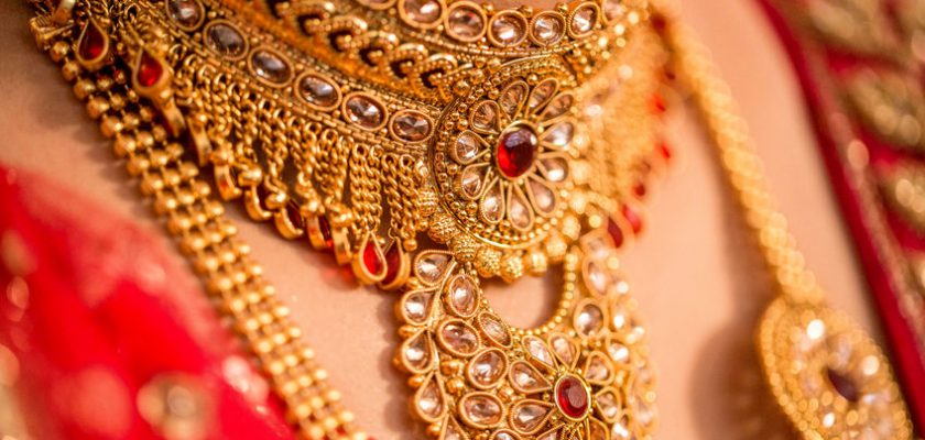 collar de oro en la india