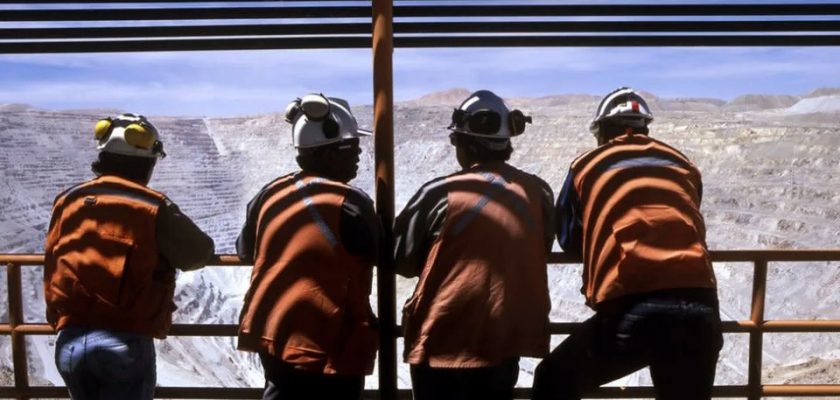 trabajadores en mina de cobre