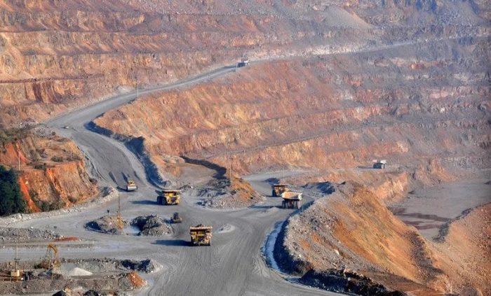 camiones en la mina de cobre de Jiangxi Copper en China