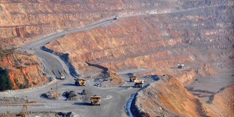 camiones en la mina de cobre de Jiangxi Copper en China