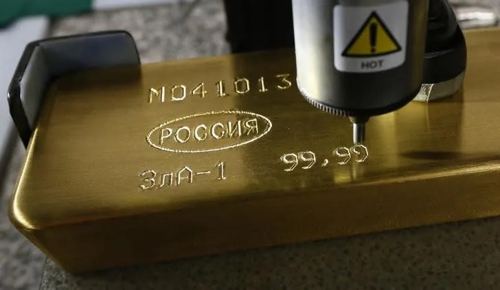 máquina grabando información en un lingote de oro