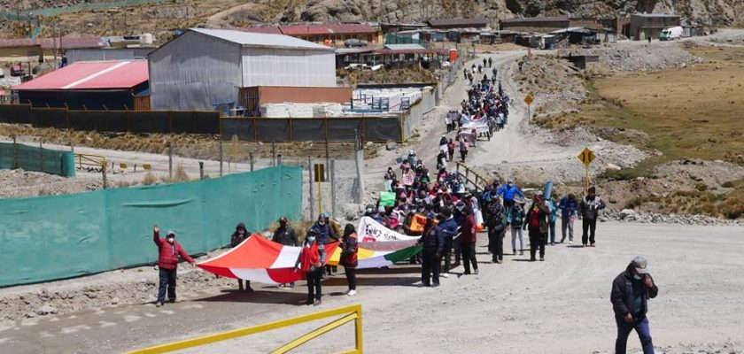 Comuneros de Huayhuay exigen trabajo a Volcan Compañía Minera