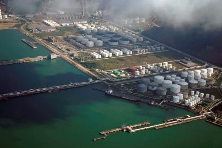 tanques de petróleo y gas en el puerto de China