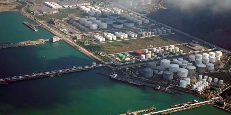 tanques de petróleo y gas en el puerto de China