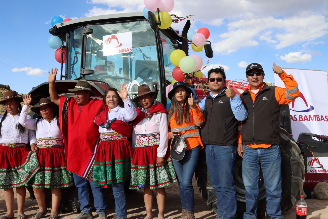 Las Bambas entrega tractor en Challhuahuacho
