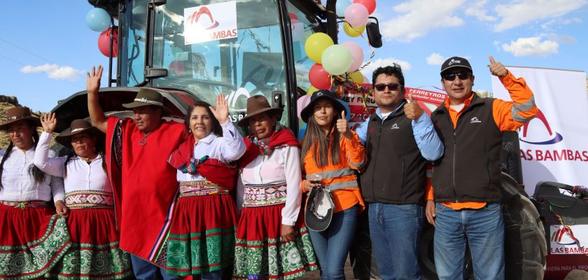 Las Bambas entrega tractor en Challhuahuacho