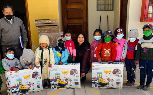 Minera Bateas entrega laptops y herramientas educativas en Caylloma