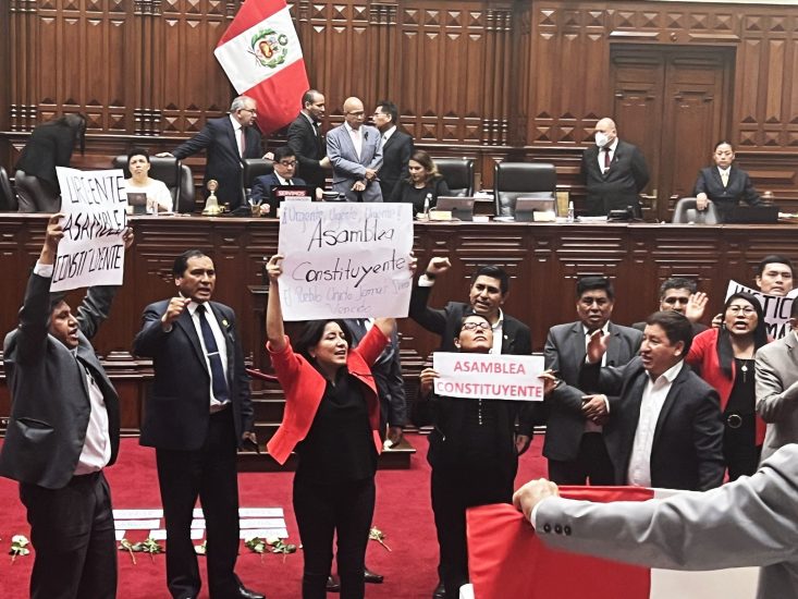 Perú Libre reclama Asamblea Constituyente