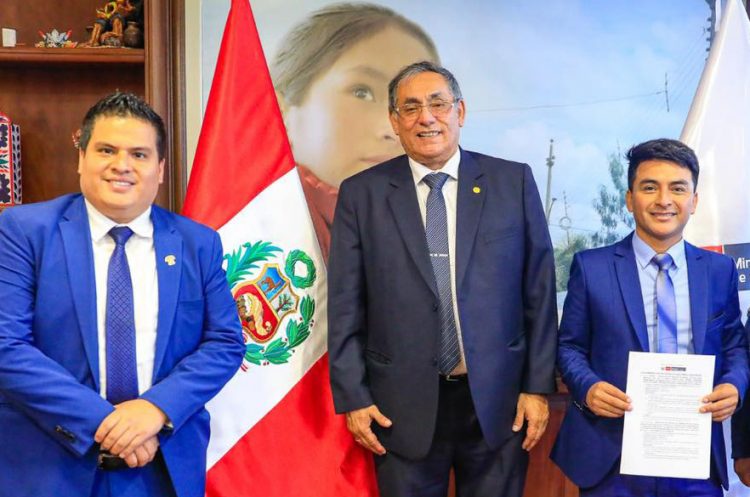 Congresista Diego Bazán (Avanza País), ministro Oscar Vera Gargurevich y alcalde del distrito de Laredo (La Libertad), Sergio Vílchez Neyra