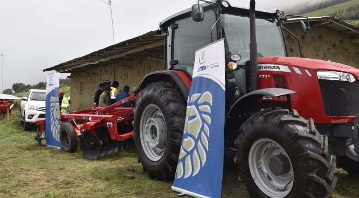 Gold Fields dona tractor al caserío de Alto Coymolache