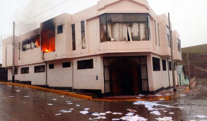 Incendian sede del Poder Judicial en Macusani