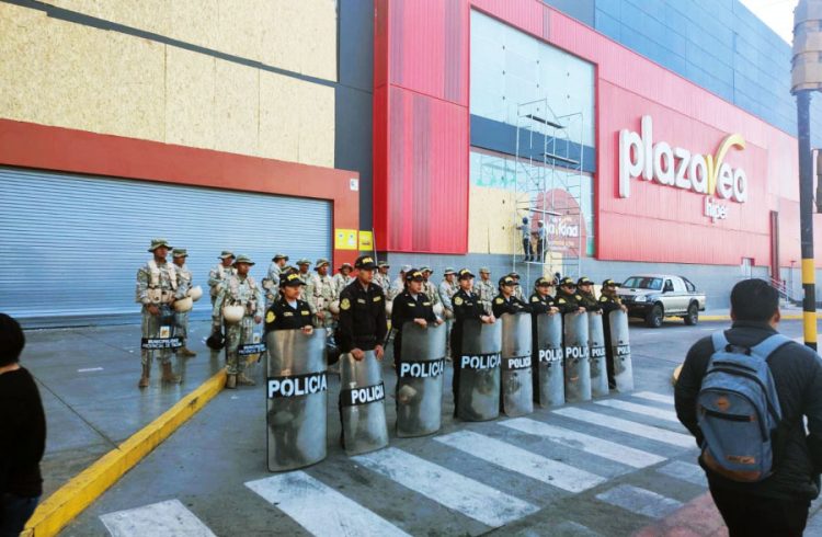 Policías custodian locales en Tacna