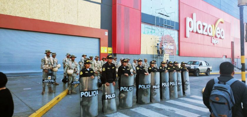 Policías custodian locales en Tacna