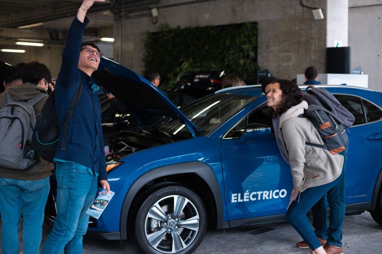 Autos electrificados de Toyota fueron presentados a la comunidad universitaria de UTEC