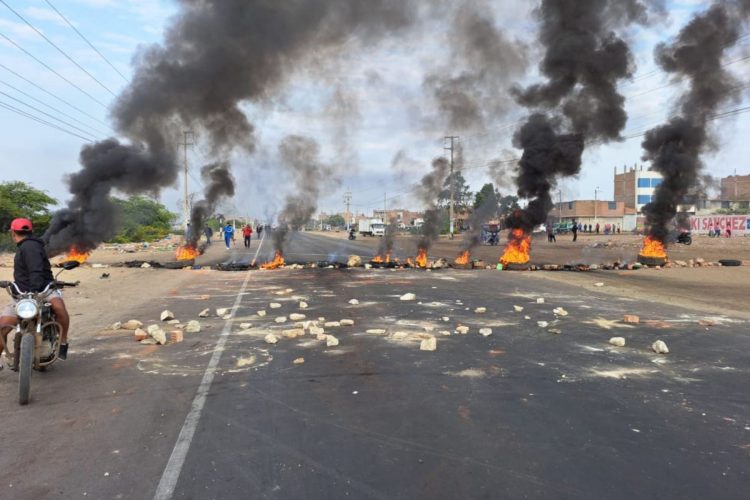 bloqueo de carreteras en Madre de Dios