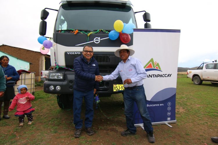 Antapaccay entregó camión cisterna a la comunidad de Huisa en Cusco