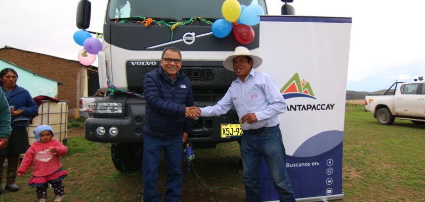 Antapaccay entregó camión cisterna a la comunidad de Huisa en Cusco